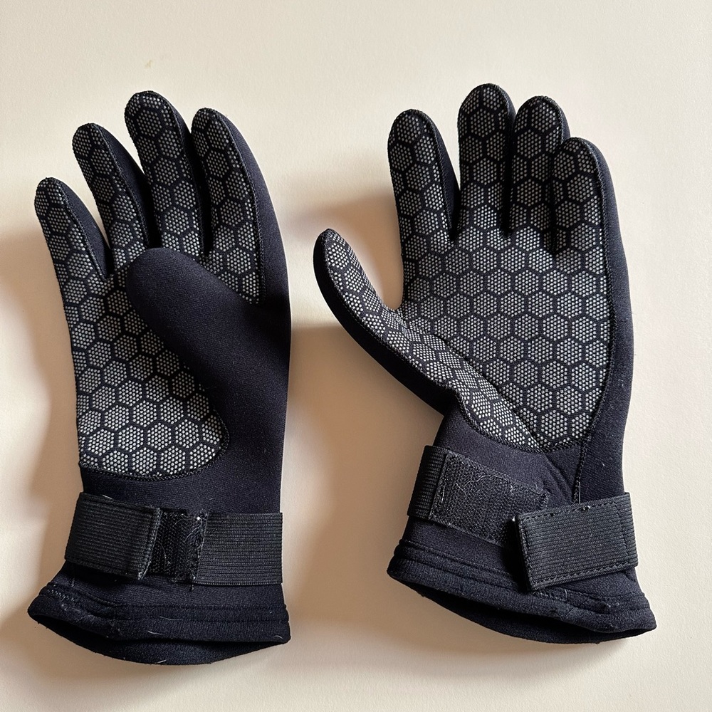 Gloves by Body Glove